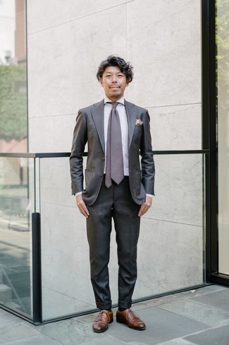 С чем носить серый нагрудный платок с принтом