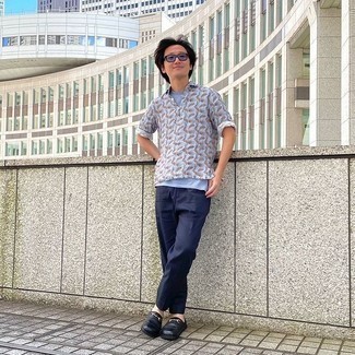 С чем носить серую футболку-поло с принтом мужчине