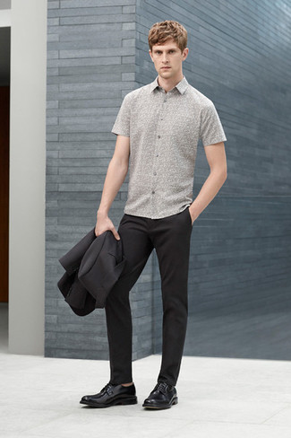 С чем носить серую рубашку с принтом мужчине