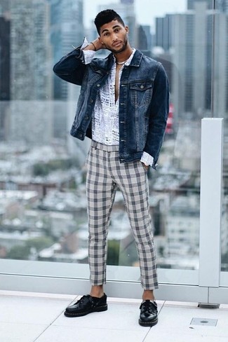 С чем носить серую рубашку с принтом мужчине