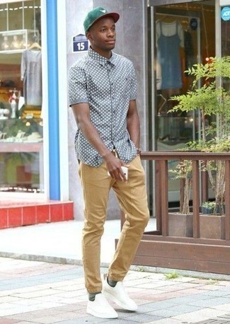 С чем носить серую рубашку с принтом мужчине