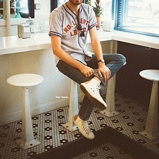 С чем носить серую рубашку с принтом мужчине