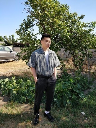 С чем носить серую рубашку с принтом мужчине