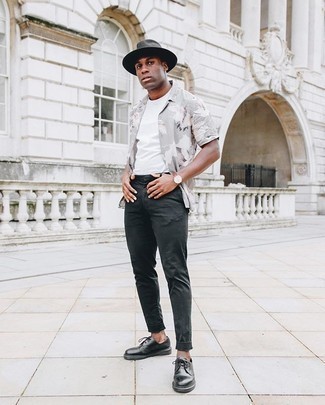 С чем носить серую рубашку с принтом мужчине