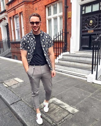 С чем носить серую рубашку с принтом мужчине