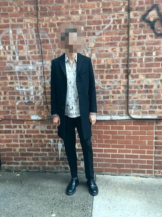 С чем носить серую рубашку с принтом мужчине