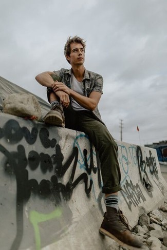 С чем носить серую рубашку с принтом мужчине