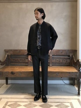 С чем носить серую рубашку с принтом мужчине