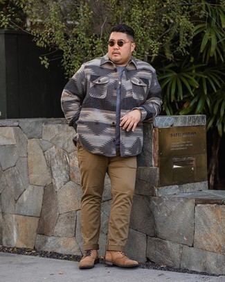 С чем носить серую рубашку с принтом мужчине