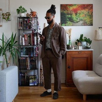 С чем носить серую рубашку с коротким рукавом с принтом мужчине