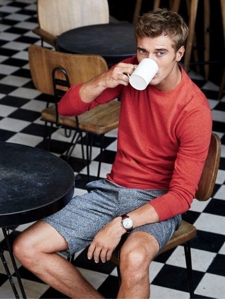 С чем носить серые шорты с принтом мужчине