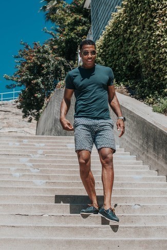 С чем носить серые шорты с принтом мужчине