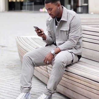 С чем носить серые кеды с принтом мужчине