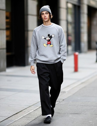 С чем носить серый свитер с принтом мужчине