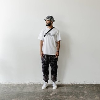 С чем носить серые спортивные штаны с принтом мужчине