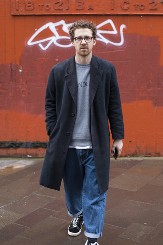 Как носить серый свитшот с принтом с серым длинным пальто