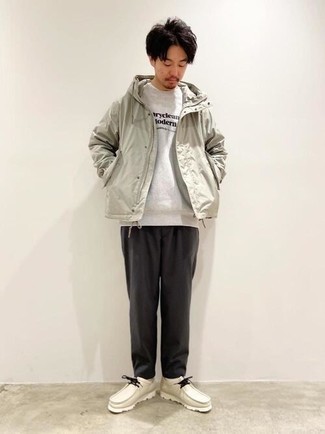 Как носить серый свитшот с принтом с серой ветровкой мужчине