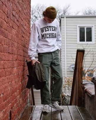 Как носить серый свитшот с принтом с оливковыми брюками чинос