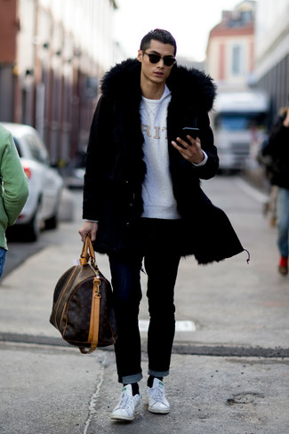 Как носить серый свитшот с принтом с белыми низкими кедами мужчине