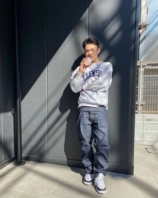 Как носить серый свитшот с принтом с белыми низкими кедами мужчине