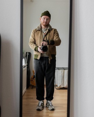 С чем носить серую футболку с принтом мужчине