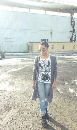 С чем носить серую футболку с принтом женщине