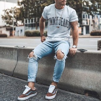 С чем носить серую футболку с принтом мужчине