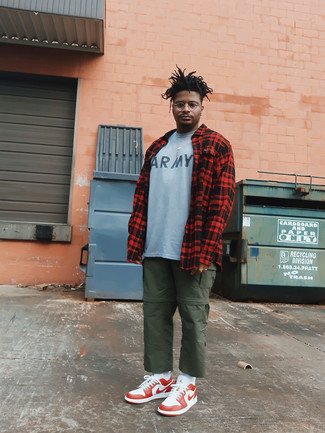 С чем носить серую футболку с принтом мужчине