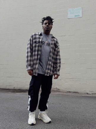 С чем носить серую футболку с принтом мужчине