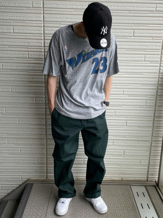 С чем носить серую футболку с принтом мужчине