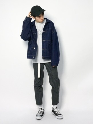 С чем носить серую футболку с принтом мужчине