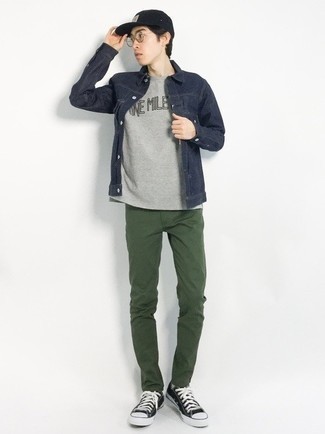 С чем носить серую футболку с принтом мужчине