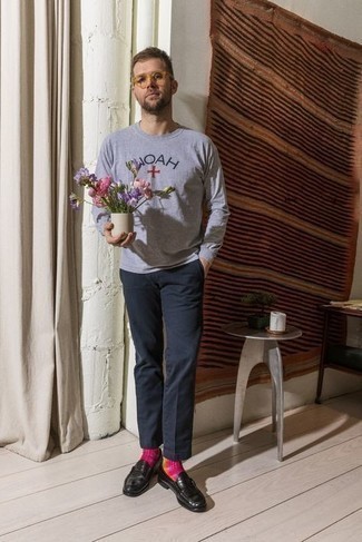 С чем носить серую футболку с принтом мужчине