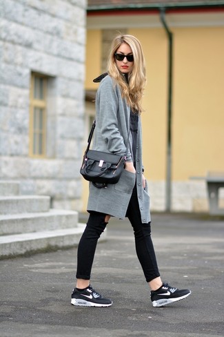 С чем носить серую футболку с принтом женщине