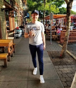 С чем носить серую футболку с принтом мужчине