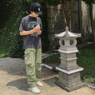 С чем носить серую футболку с принтом мужчине