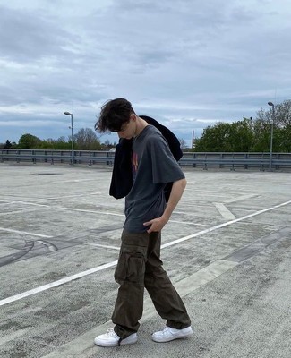 С чем носить серую футболку с принтом мужчине