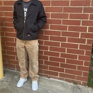 С чем носить серую футболку с принтом мужчине