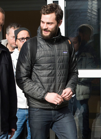 Как носить серую куртку-пуховик с темно-серыми джинсами мужчине