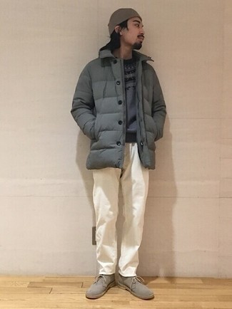 Какие свитера с круглым вырезом носить с серой курткой-пуховиком мужчине