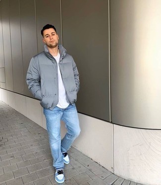 Какие футболки с круглым вырезом носить с серой курткой-пуховиком мужчине