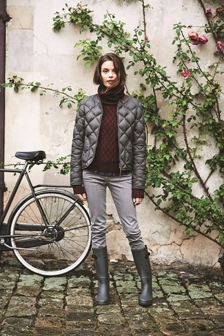 Какие резиновые сапоги носить с серой курткой-пуховиком женщине