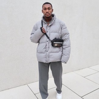 Как носить серую куртку-пуховик с белыми кожаными низкими кедами мужчине