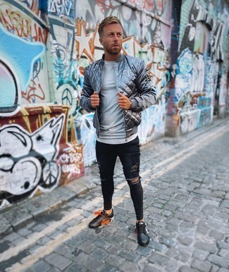 Как носить серый стеганый бомбер с черными джинсами мужчине