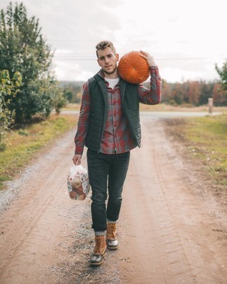 Как носить серую стеганую куртку без рукавов с серыми джинсами мужчине