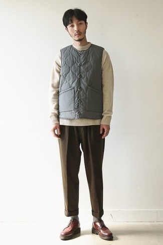 С чем носить серую стеганую куртку мужчине