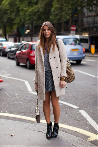 С чем носить серую кожаную стеганую сумку женщине