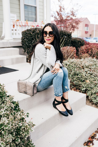 С чем носить серую кожаную стеганую сумку женщине