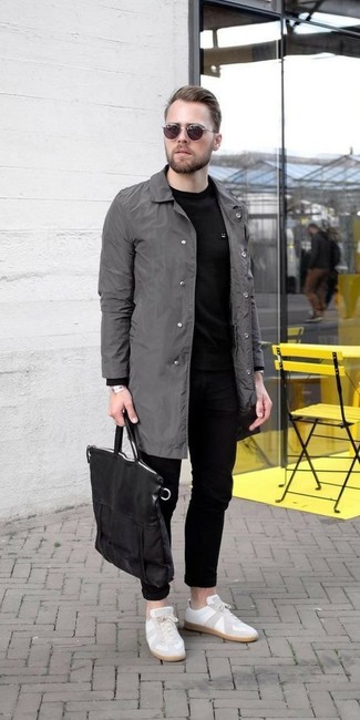 Как носить серый дождевик с черными джинсами мужчине