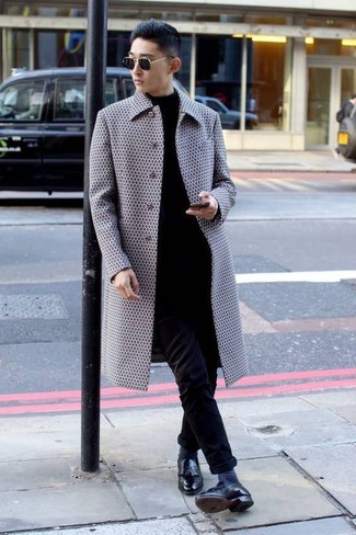 Как носить серый дождевик с черными кожаными лоферами мужчине